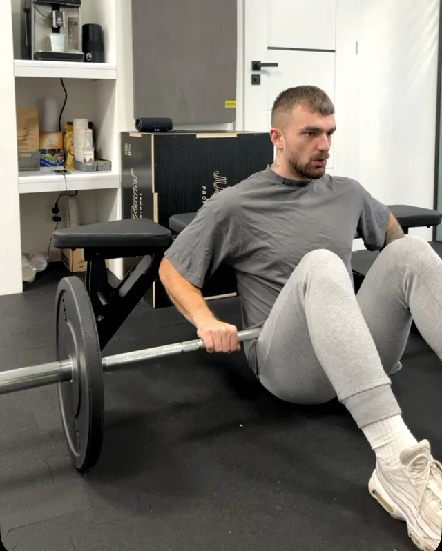 Kuba Matlak pokazuje hip thrust ze sztangą